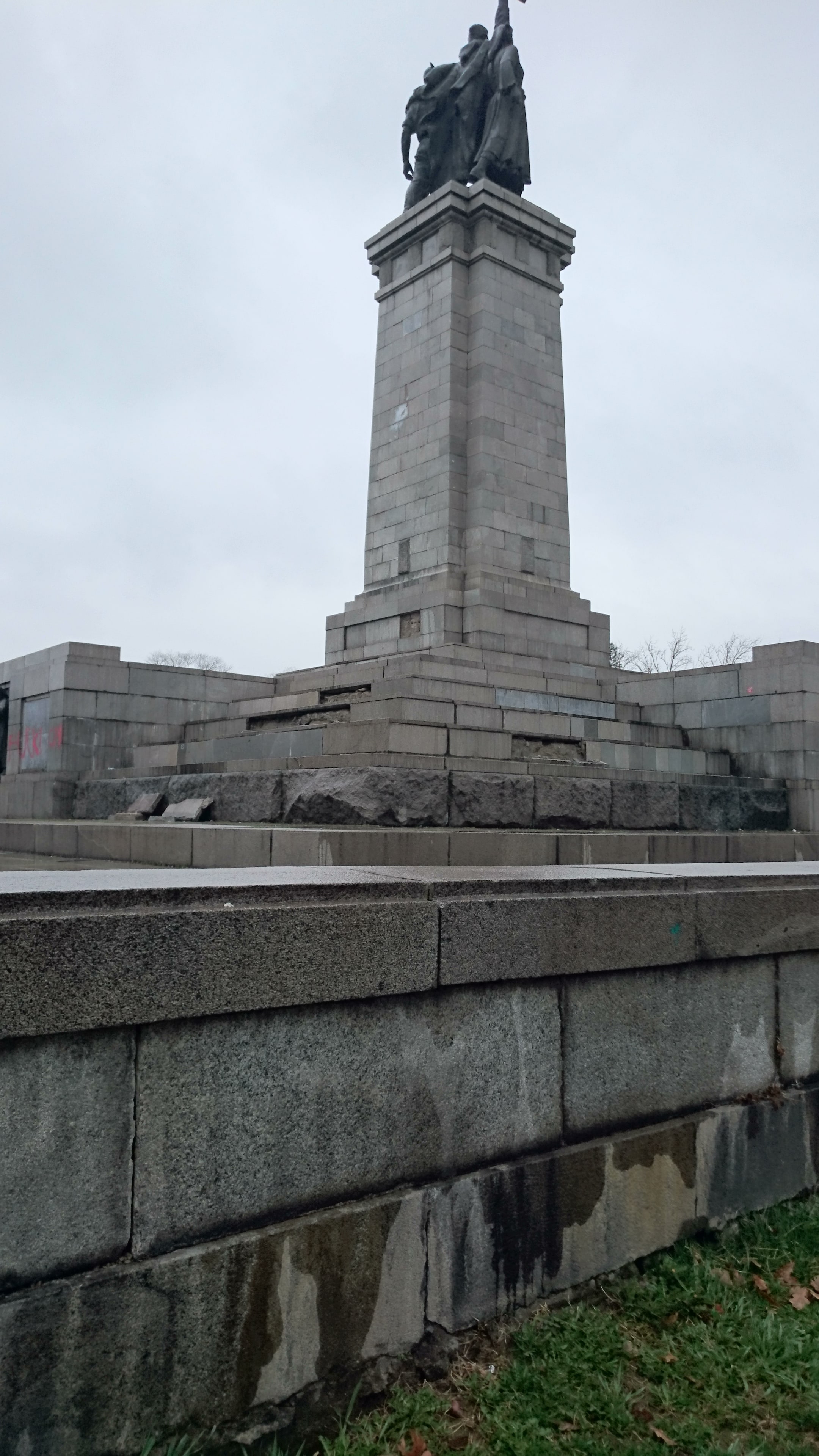 Вида на паметника на съветската армия в София
